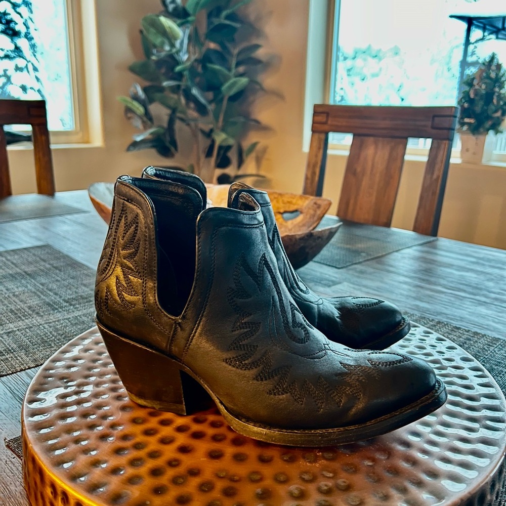 Ariat Dixon Black Western Ankle Boots - round toe